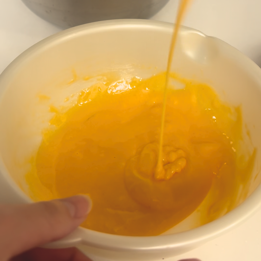 固めプリン作りにおいてサラダ油と卵を乳化させる工程