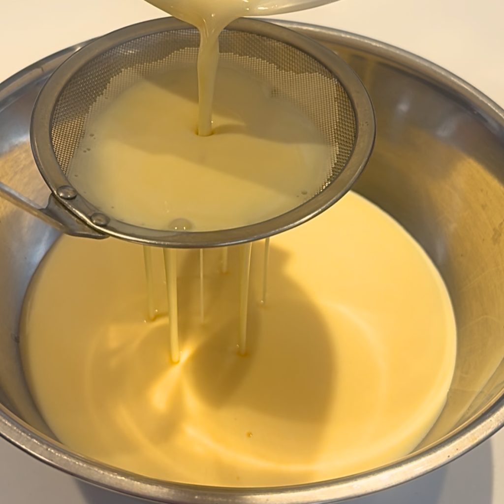 固めプリン作りにおいて液を濾す工程