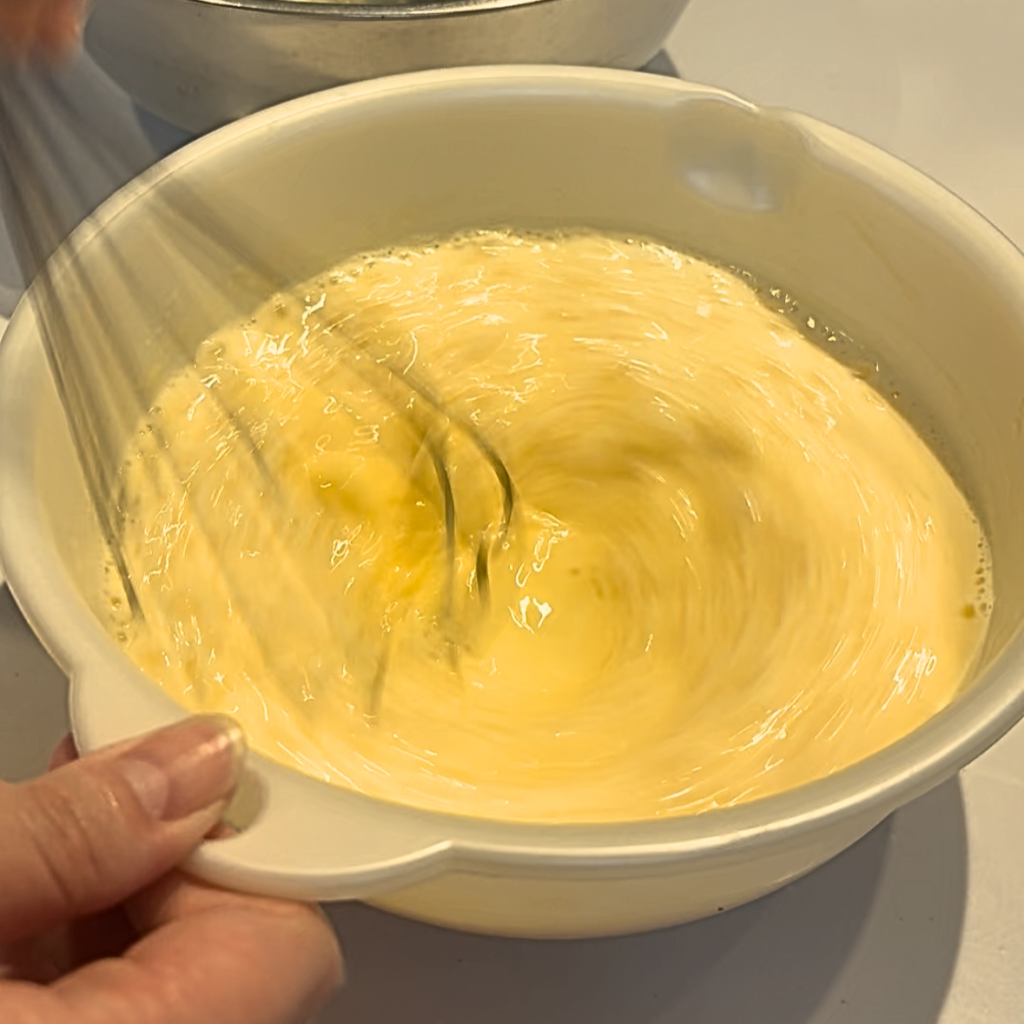 固めプリン作りにおいて牛乳と混ぜ合わせる工程