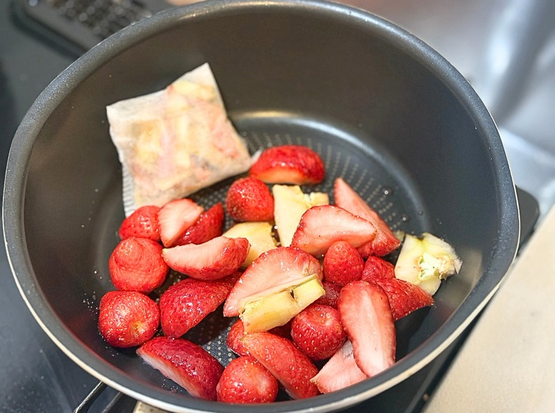 火にかける前のイチゴ。砂糖の浸透圧により、表面にうっすら水分が出ている状態。