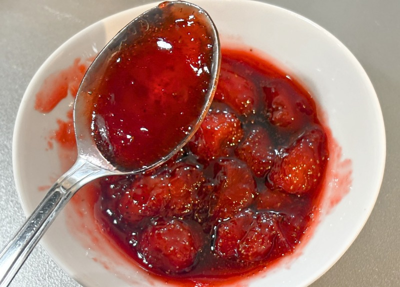 加熱終了直後のイチゴジャム。スプーンに掬った様子から、プルリとしたゲル状になっていることが分かる。