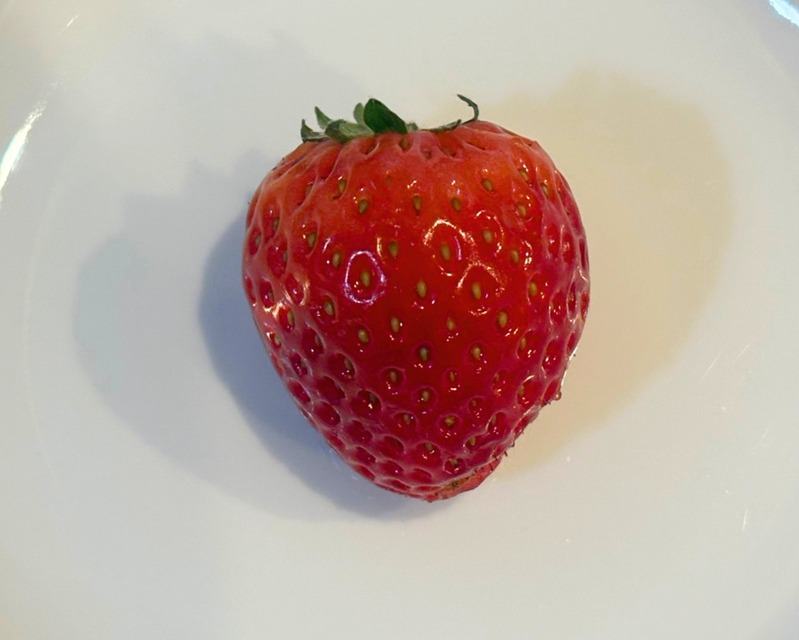 種にまだ白い部分が残る、やや未熟なイチゴ