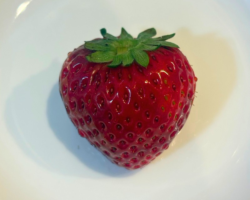 種まで赤い、完熟したイチゴ